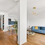 Bright & Quiet 3Br With Balconies In Paris 11Th
