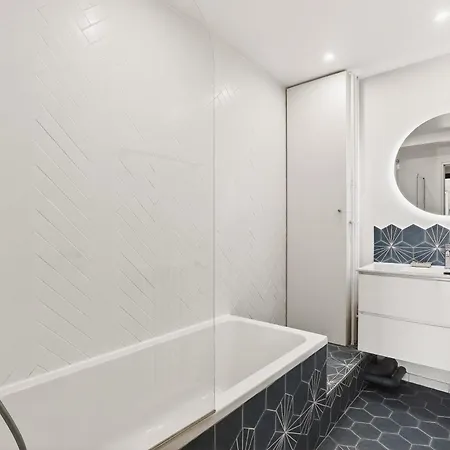 Bright & Quiet 3br With Balconies In 11th * Parigi
